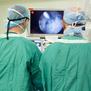 surgeons-looking-at-monitor