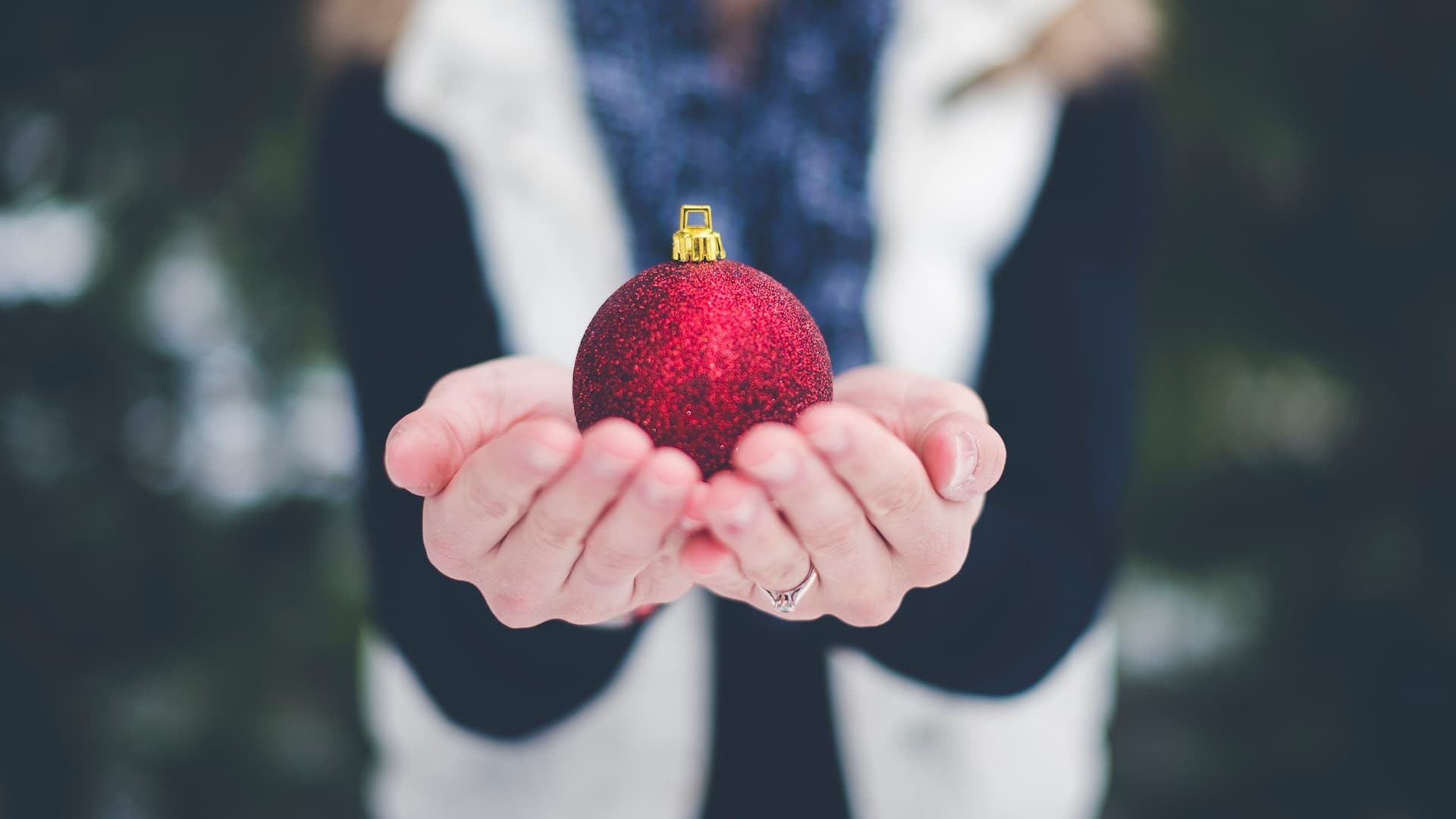 hands-ornament